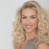Sara Ross headshot